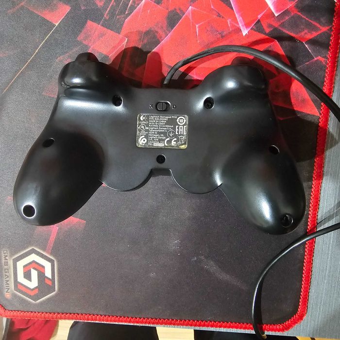 Comando Logitech Dual Action USB – funcional (desgastado)