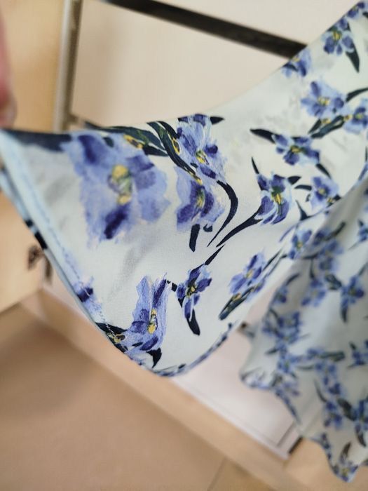 Blusa estampada em tons de azul