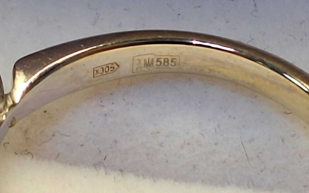 Золота каблучка з діамантом 585