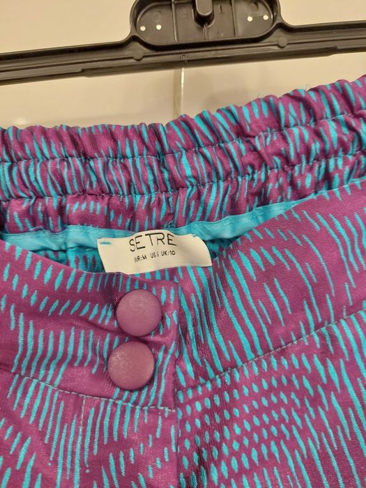 Calça acetinada da marca conceituada " Setre", tamanho 34/36