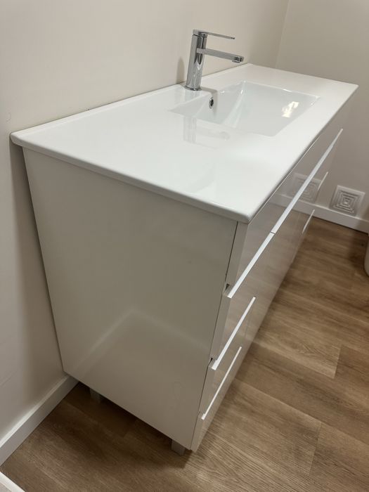 Móvel de Casa de Banho Moderno com Lavatório – 121,5x47x83 cm