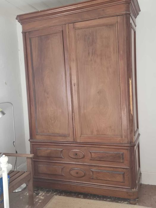 Roupeiro antigo em madeira