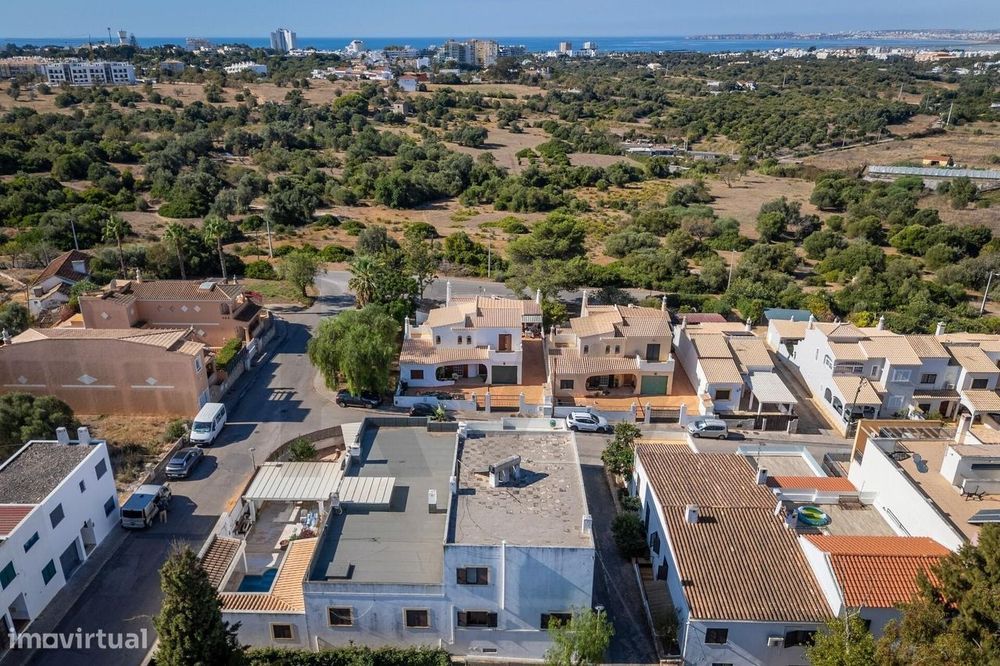 Excelente Moradia T4 com 438 m2 de Área de Construção em Alvor – Urb.