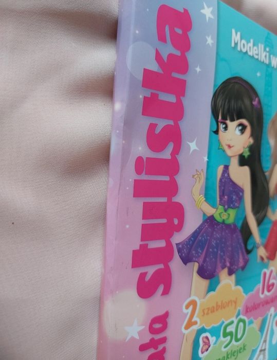 Mała stylistka - modelki w Paryżu. Koloruj stylizuj i ozdabiaj.