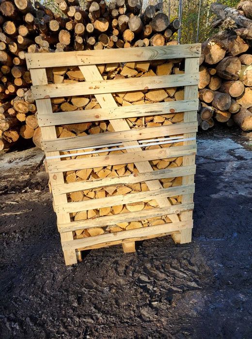 drewno opałowe sezonowane 3 lata pod wiatą, układane na paletach
