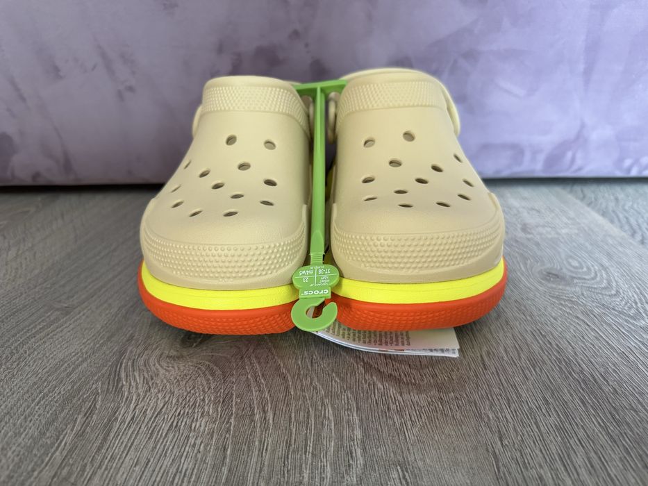 Продаю женские кроксы (W8)