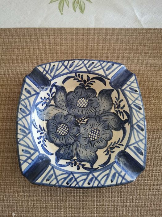 Cinzeiro em porcelana pintado à mão em tons de azul
