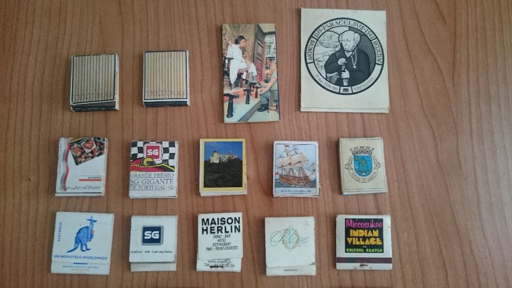 Várias carteiras e caixas de fósforos antigas