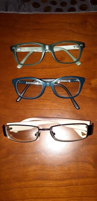 Três Armações de Óculos