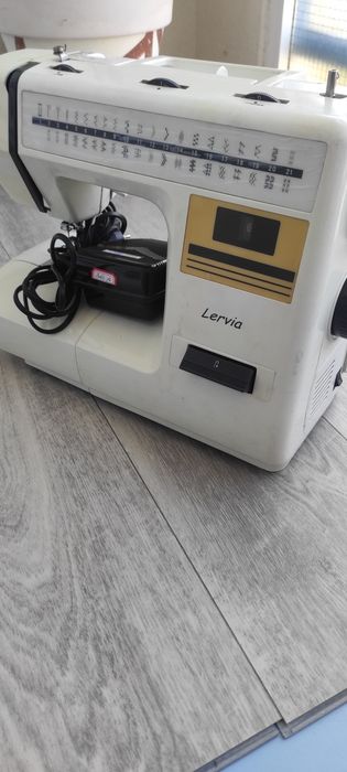 Máquina de costura marca Lervia KH4001