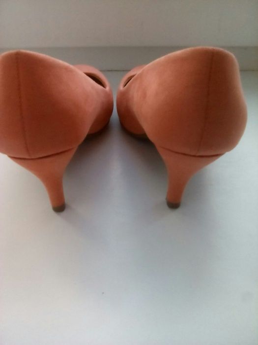 Туфли лодочки, классические, на среднем каблуке.