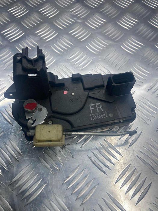 Центральный замок левый задний opel astra h 13106002