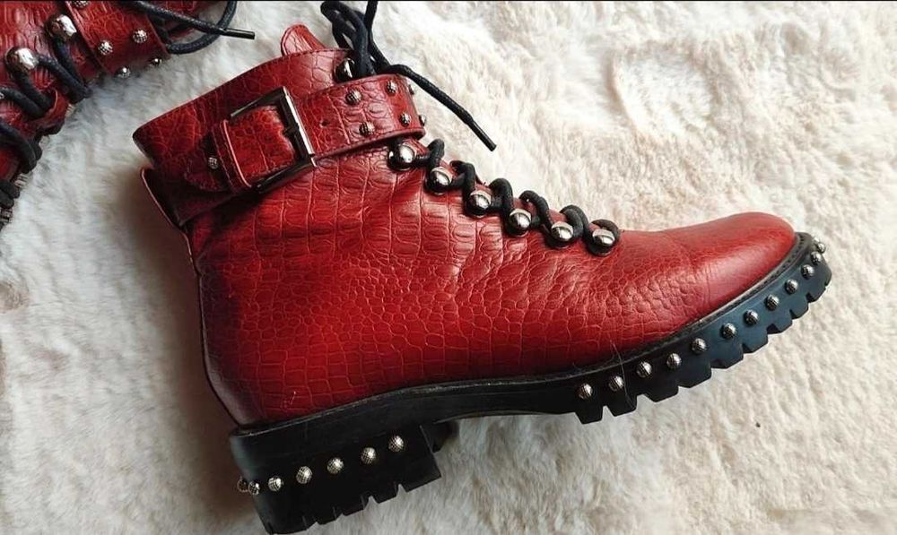 Botas vermelhas em pele