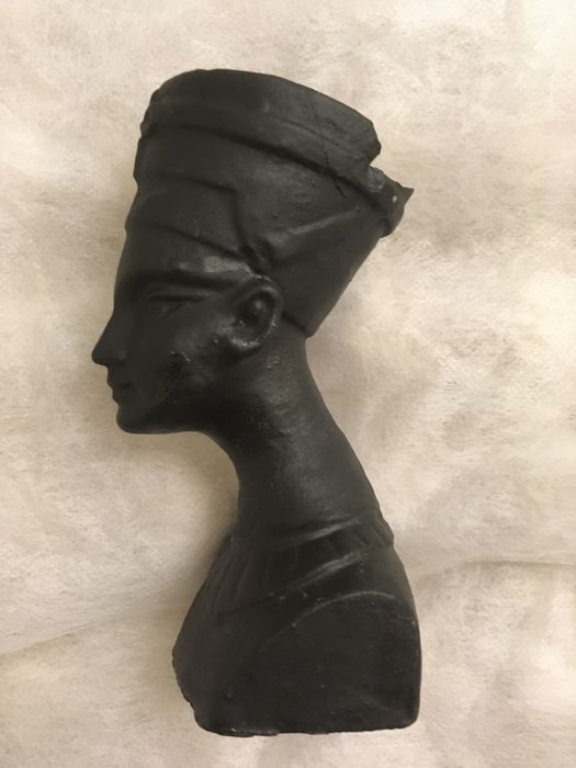 Królowe Egiptu - stare figurki, rzeźby.