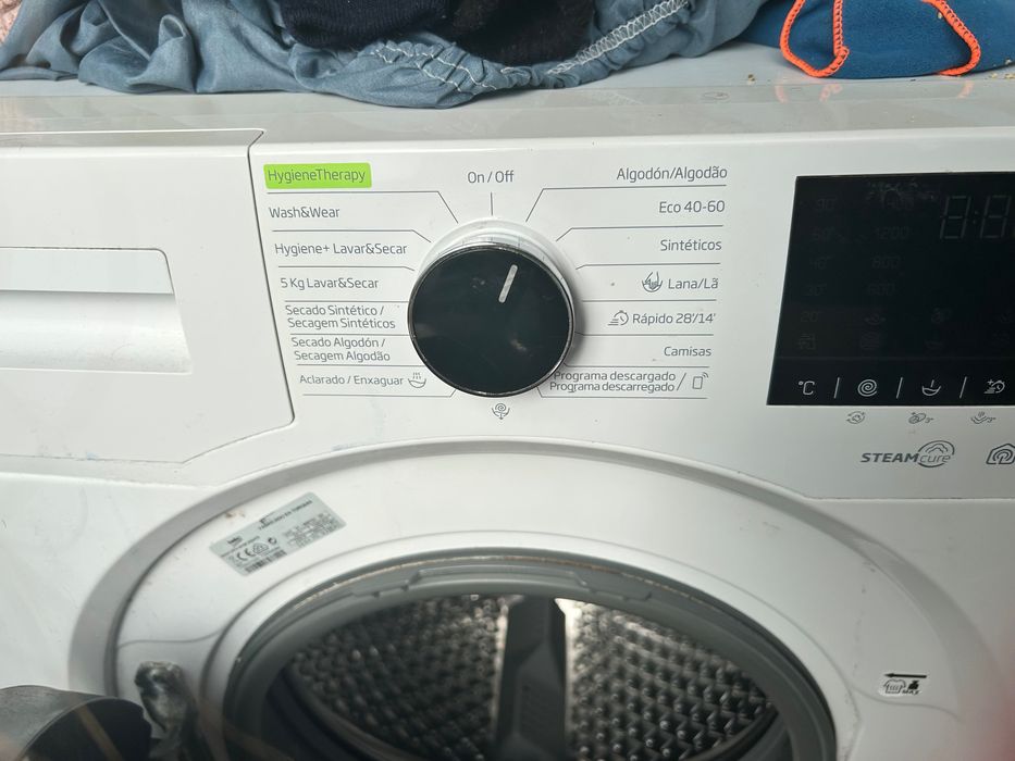 Sofá, mesa, máquina de lavar e secar