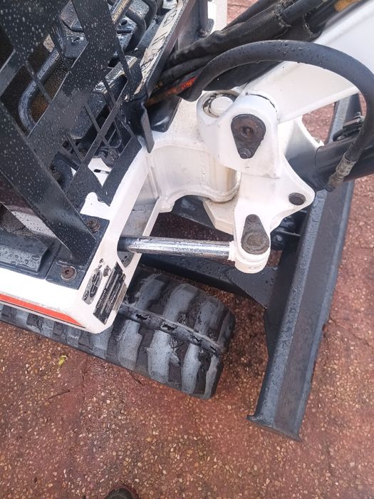 Mini giratória Bobcat 220