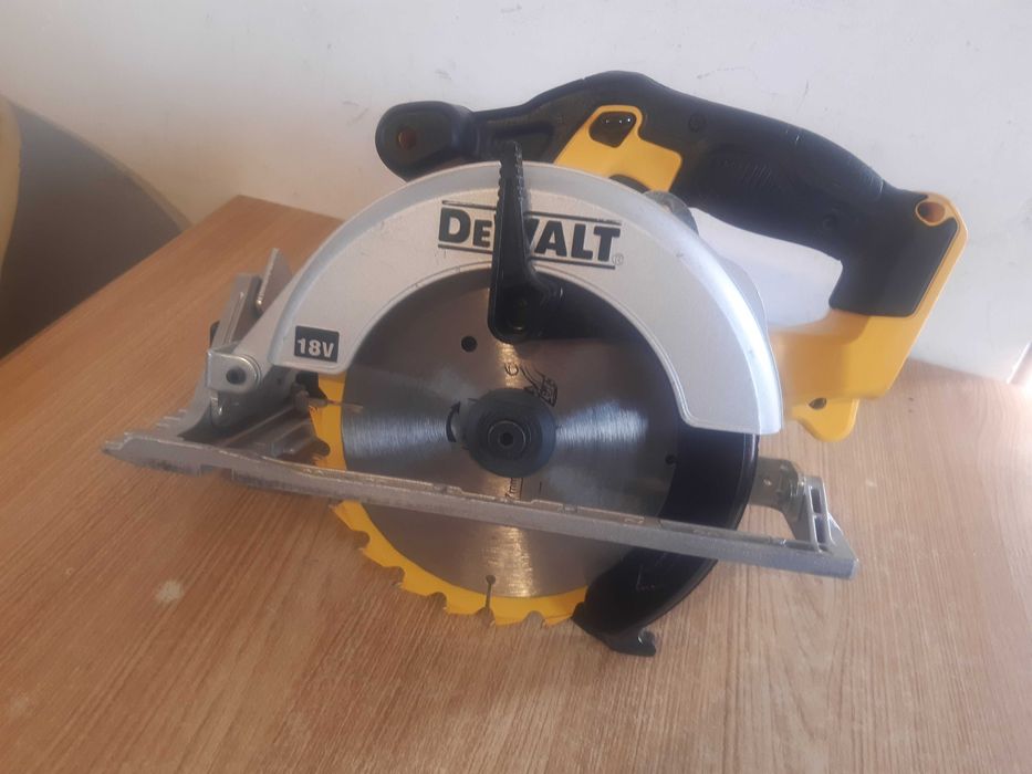 Pilarka Dewalt  DCS391