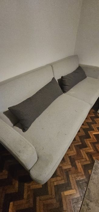 Sofa cinzento confortável