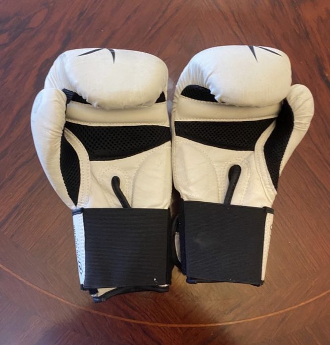 Luvas de boxe brancas