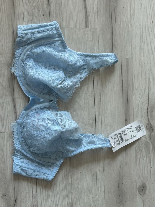 Śliczny koronkowy biustonosz Hunkemöller w kolorze baby blue nowy!