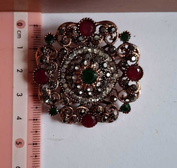 Spektakularna burgundowo zielona broszka w stylu vintage