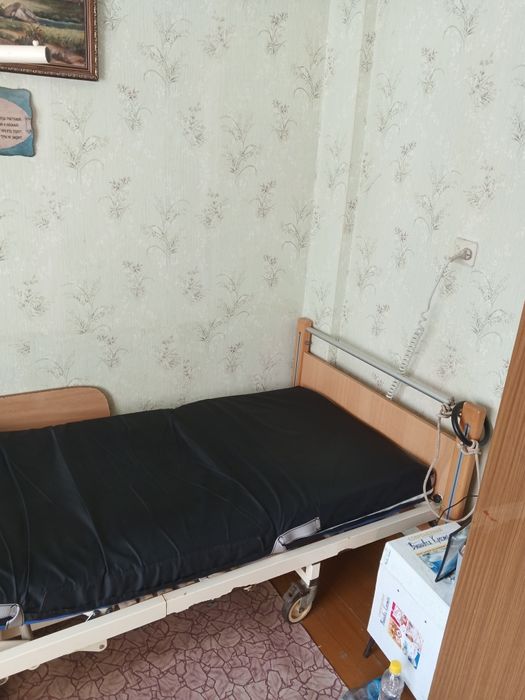 Медичне ліжко з електроприводом і пультом