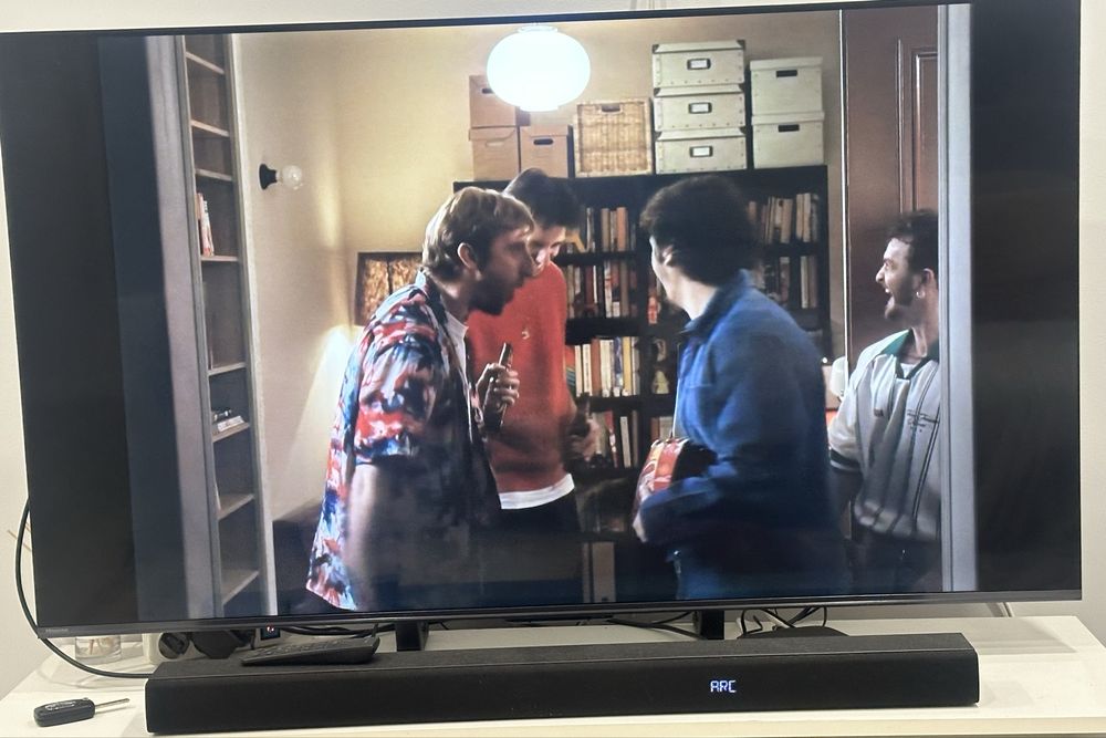 TV HISENSE (MiniLED - 55" - 140 cm) + coluna som