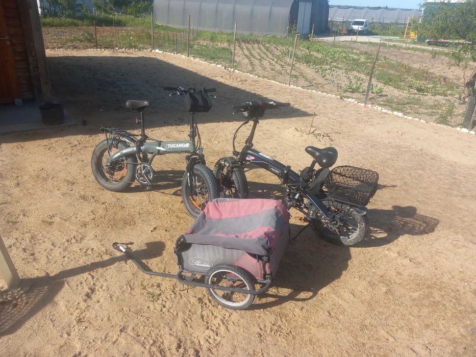 2 bicicletas eletricas e reboque