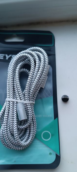 Шнуры для зарядки телефона на магнитах.