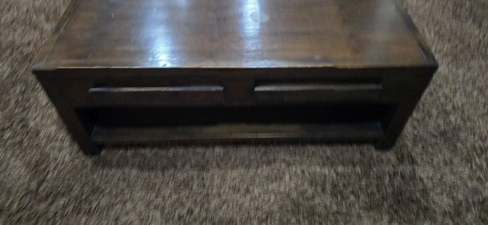 Mesa de sala de estar em madeira maciça