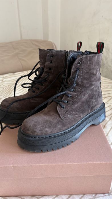 Bota Feminina BROWNIE Camurça Marrom | Solado Tratorado | Nº 37