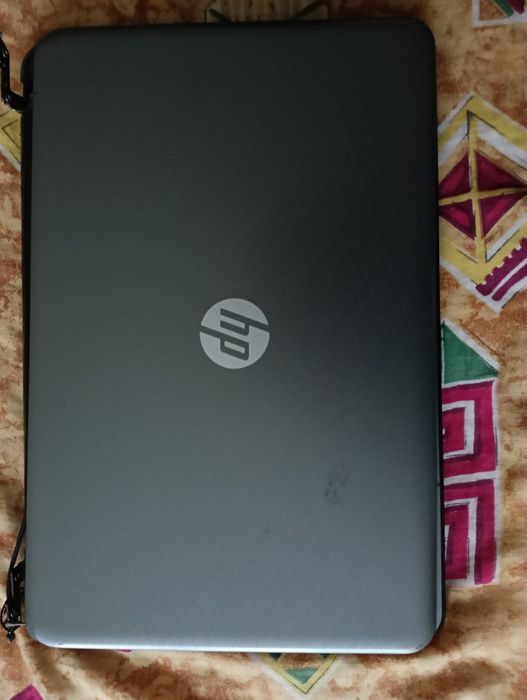 Продам неробочий  ноутбук HP цілий або на запчастини