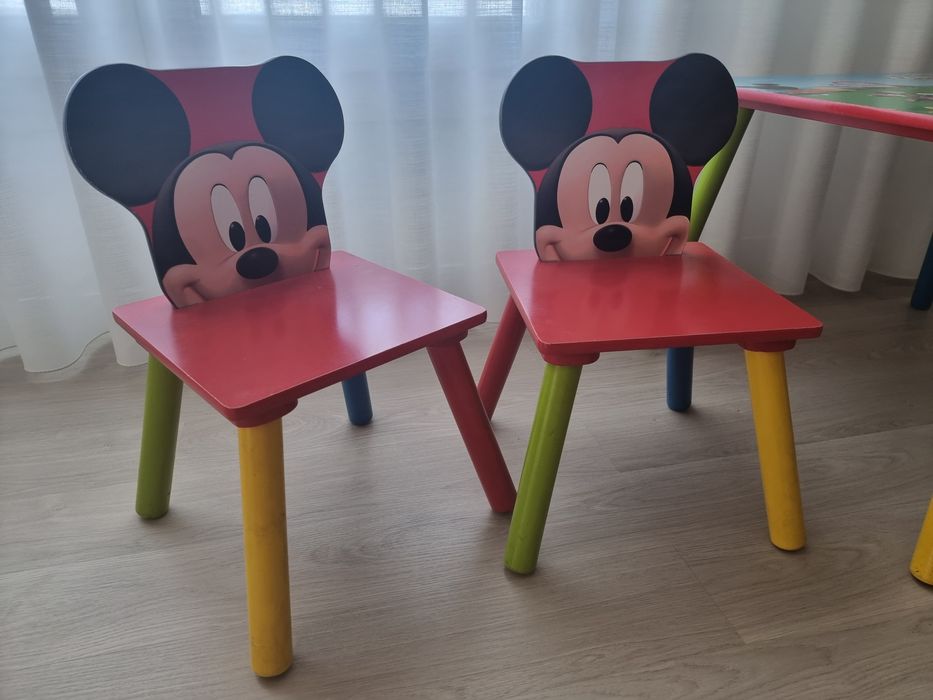 Mesa e 2 cadeiras de madeira Mickey