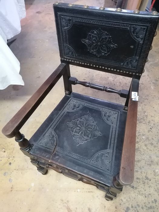 50€ pelo Conjunto 8 Cadeiras com couro e taxas