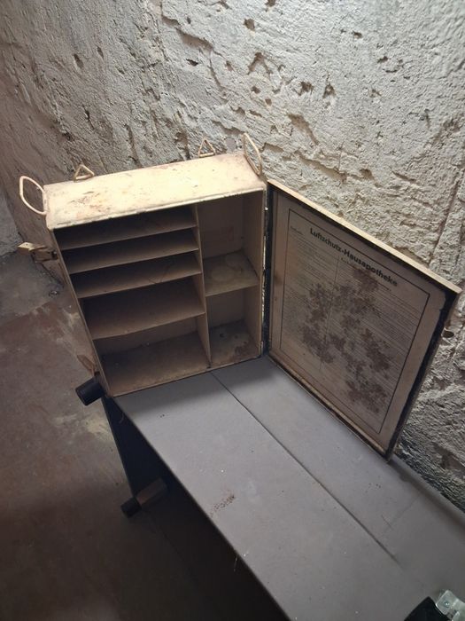 Metalowa apteczka Luftschutz-Hausapotheke