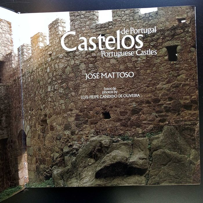 Castelos de Portugal, a memória de pedra de José Mattoso - Edição CTT