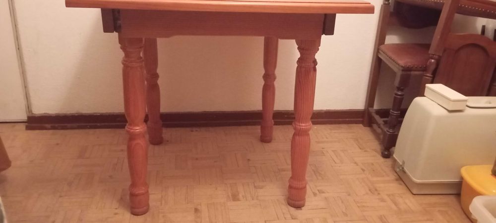 Mesa de cozinha em madeira maciça
