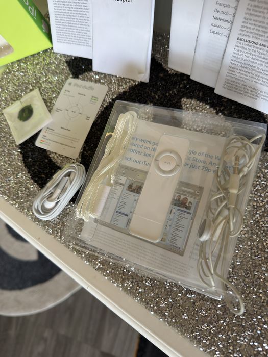 Apple IPod Shuffle  1GB