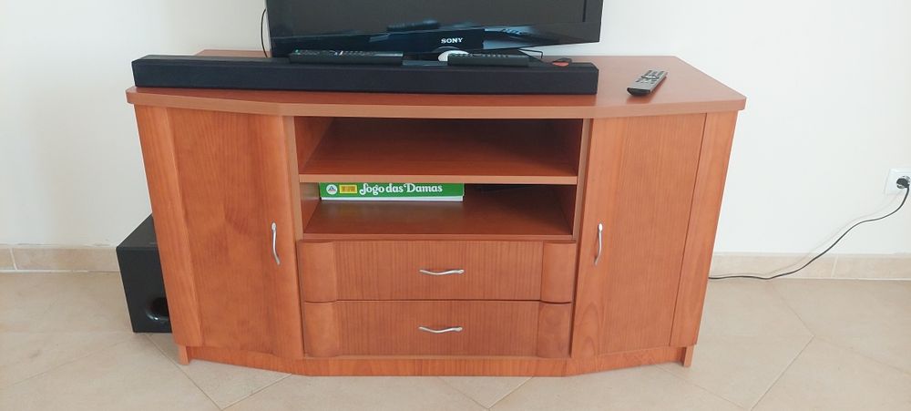 Móvel de TV em madeira cerejeira