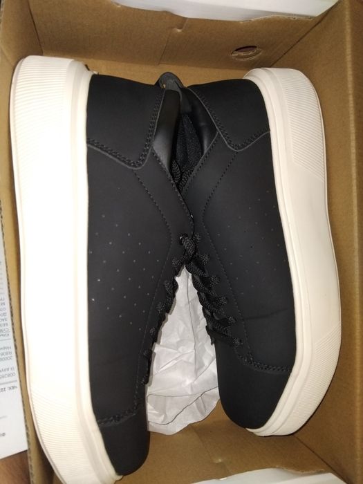 Продам новые кроссовки