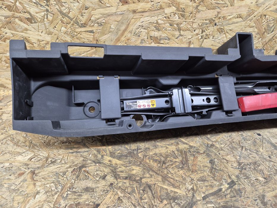 Schowek wkład bagażnika lewarek Opel Zafira C