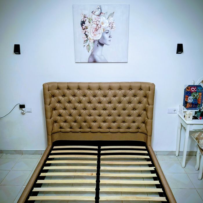 Estrutura de cama com estrado e cabeceira