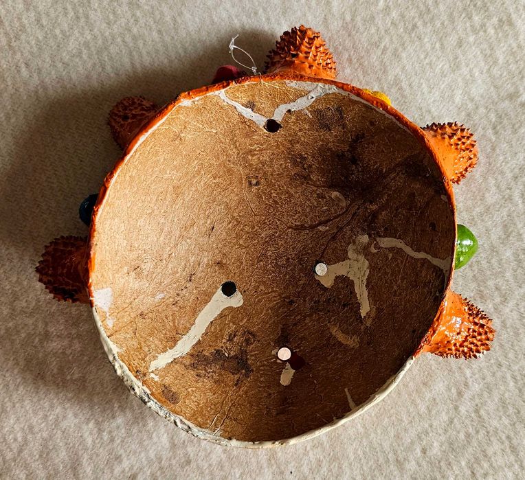 Máscara em coco pintado