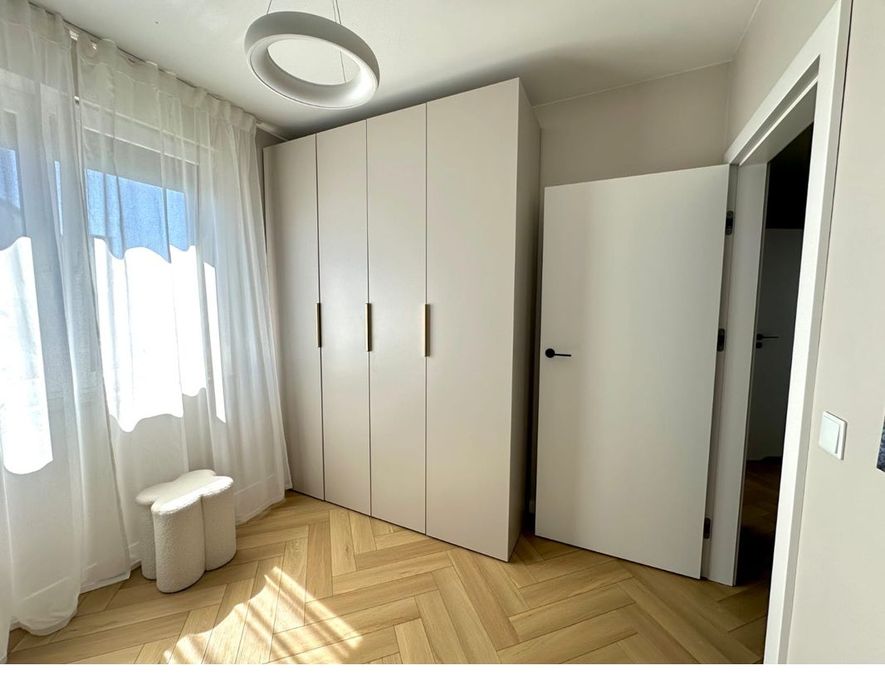 Gotowy do zamieszkania, nowocześnie i stylowo wykończony.