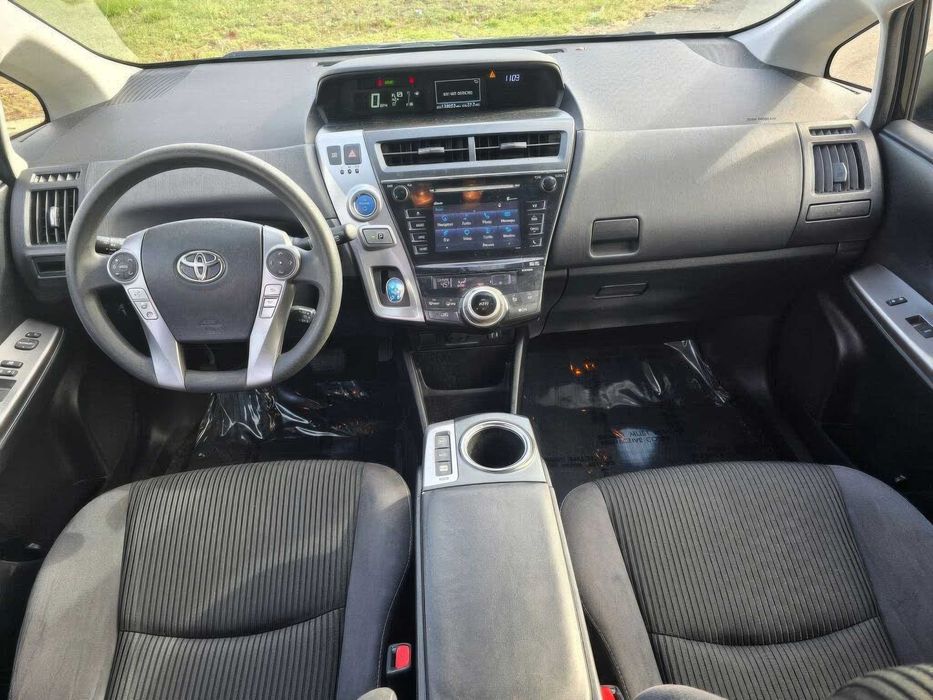 Toyota Prius v      2016