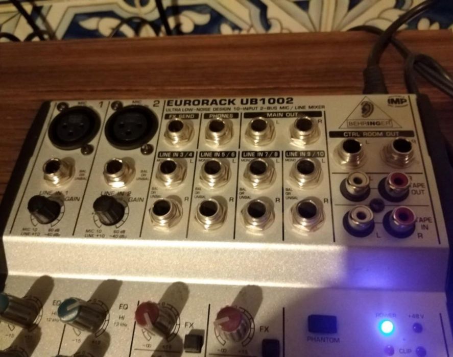 Mesa de mistura Behringer mod UB 1002