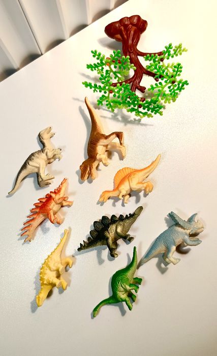 Zestaw 9 figurek (8 dinozaurów + drzewo)