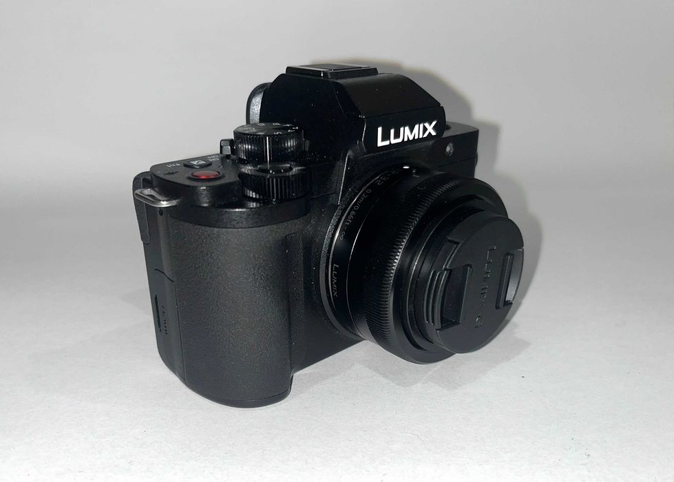 Panasonic Lumix G110V + obiektyw 12‑32 mm + statyw vlogowy – jak nowy!