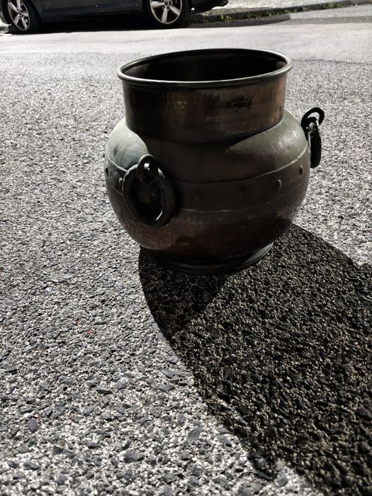 Pote ou vaso antigo em cobre martelado.