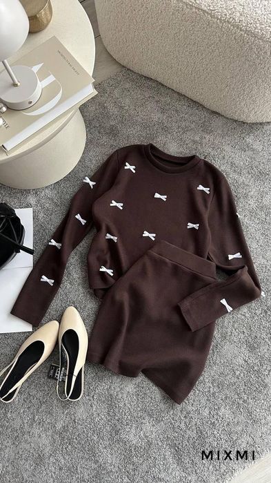 Жіночий костюм кофта і спідниця з бантиками